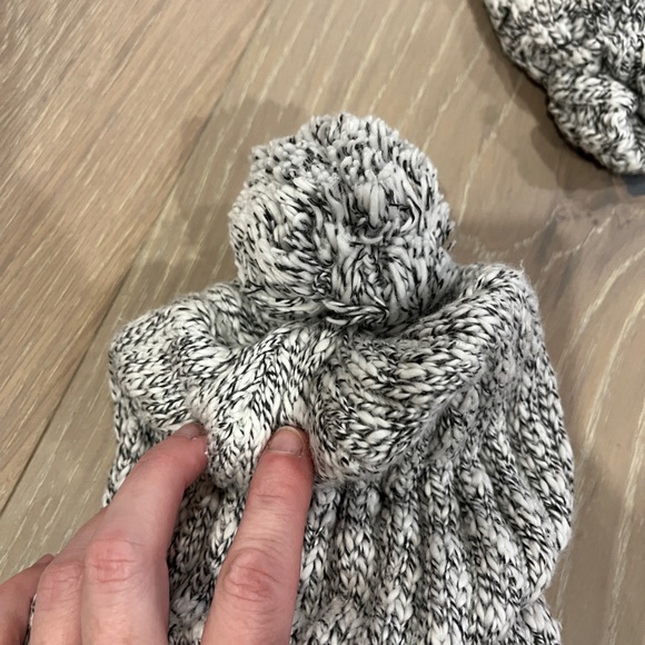 Roots. Kids size 3-5 yrs. Salt and pepper slouchy winter hat and match gloves - Picture 4 of 6